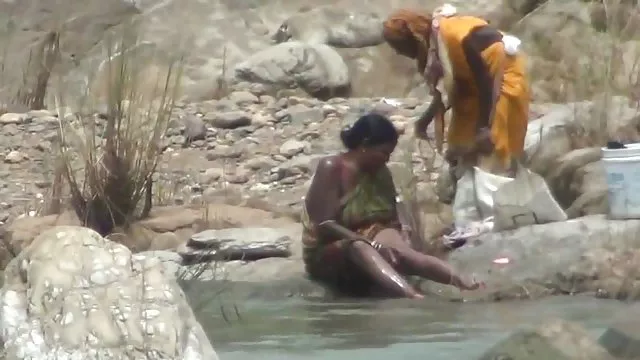 પોર્ન ઓનલાઇન કોઈ નોંધણી જે વિડિઓ જોઈએ ઓપન એર સ્નાન નદી દ્વારા હિડન કેમેરાની