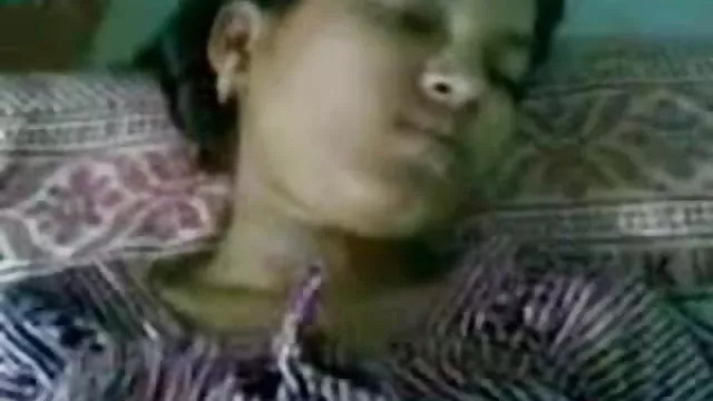 પોર્ન ઓનલાઇન કોઈ નોંધણી આંતરડાના દેશી ભારતીય છોકરી સાથે તેના ગાંડ